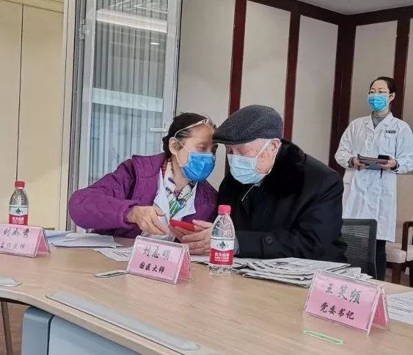 "连线会诊中,刘志明教授和工作室的刘如秀教授等专家详细询问了罗某等