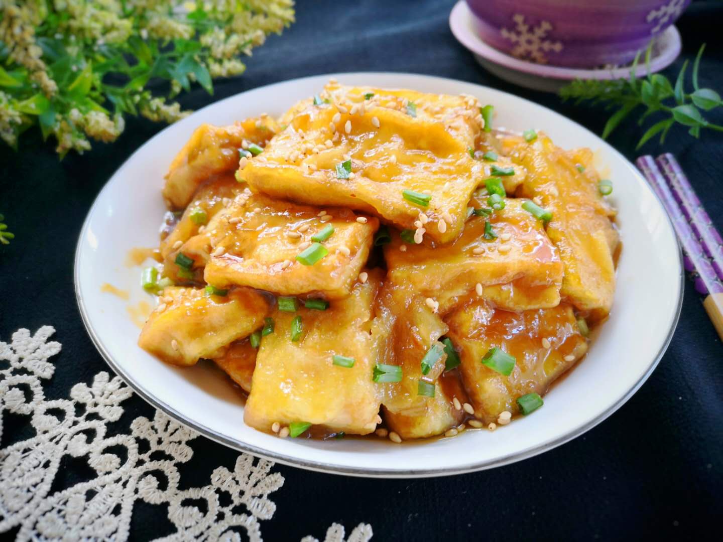 【糖醋脆皮豆腐】食材:嫩豆腐1块,香葱几根,适量醋,生抽,盐,糖,水和