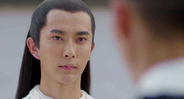 九王爷浑身仙气十足看着太子的邪恶小眼神令人喉咙一紧