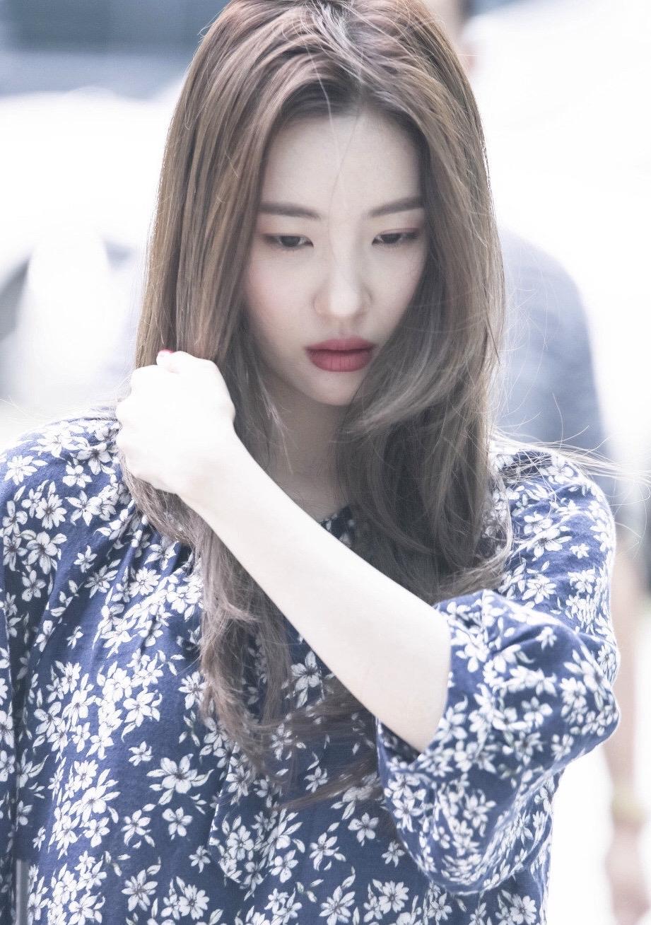 李宣美碎花裙上班照真可爱低头浅笑神似刘亦菲网友腿精超美