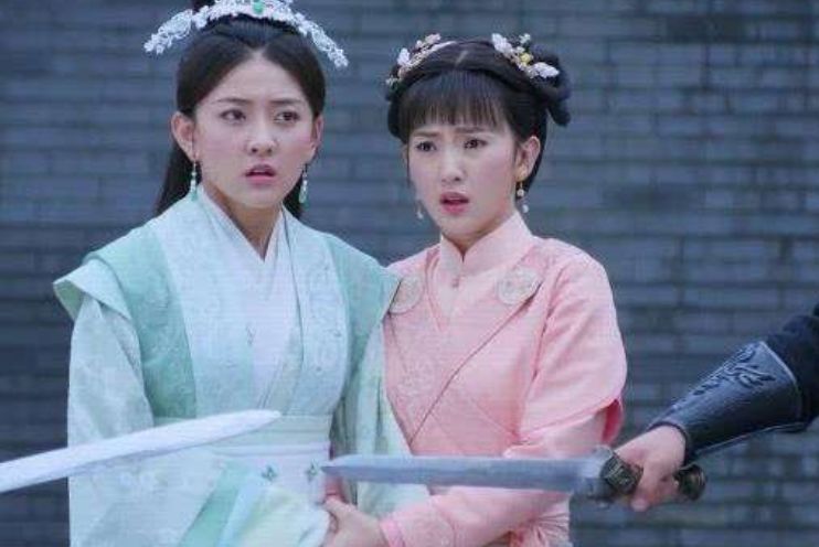 还记得双世宠妃的丫鬟镜心吗?如今剪短发背名牌,御姐范十足