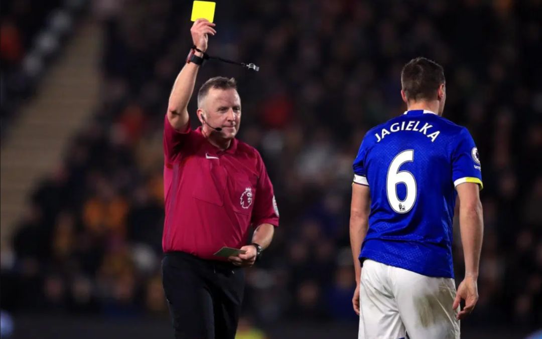 研究表明短头发的足球裁判更容易给球员判罚红黄牌