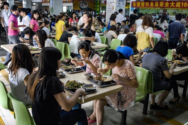 大型的劳动密集型企业来说,平时吃饭,都是几百到上千人一起在食堂吃饭