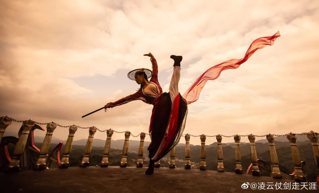 那个出门扔垃圾舞剑的姑娘67又舞了段峨嵋刺