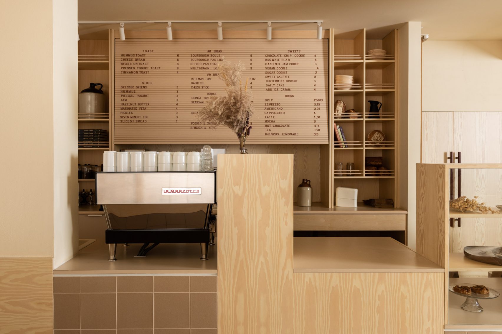 面包店设计-温哥华采用独特的麦芽色调烘托出麦田般的温暖感面包店