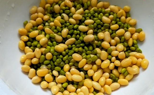 我家黄豆从不打豆浆,加1把绿豆,简单几步,上桌3斤不够吃,解馋