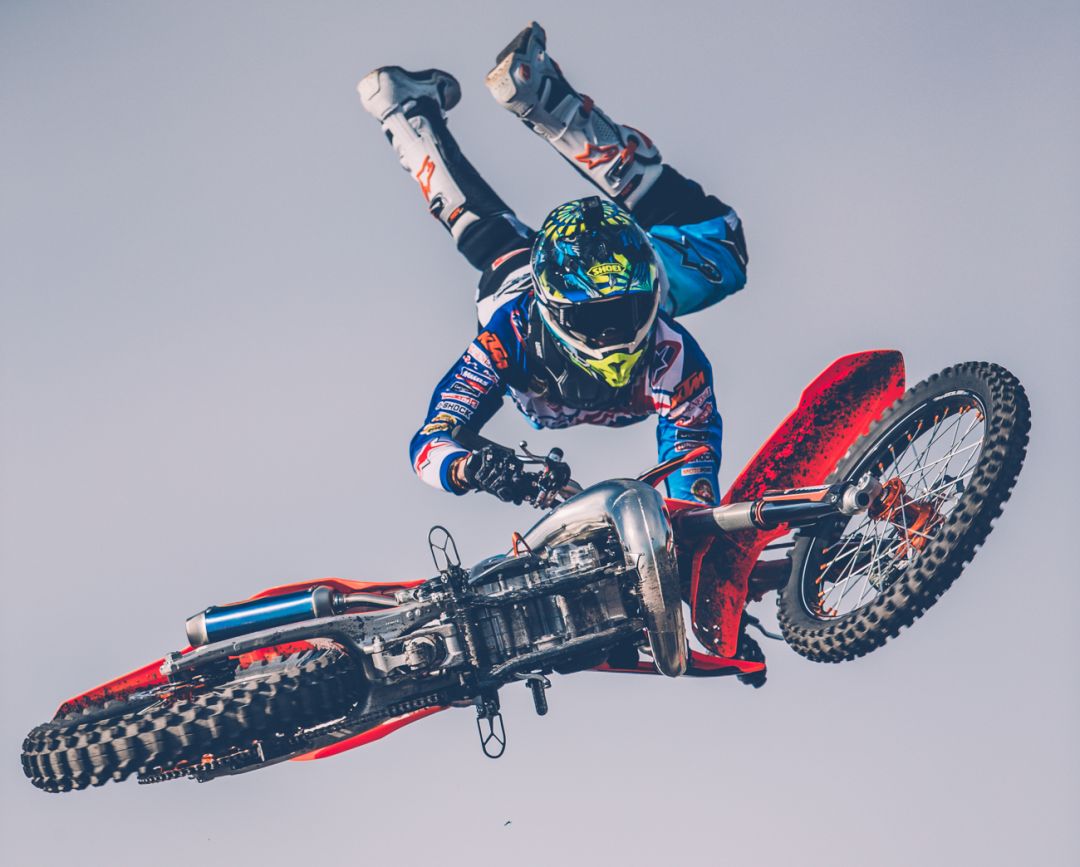 人车合一的fmx空中花式,掌控自己,飞跃!