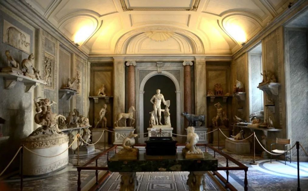 在博物馆对面还有全球第一大教堂的圣彼得大教堂,可容纳六万人以上.