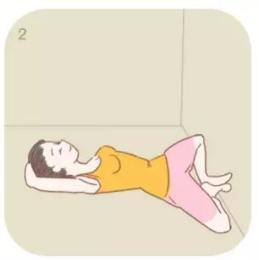 卧角式瑜伽图片