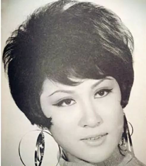 盘点那些离婚还能情同一家人的明星大佬们_仲小萍