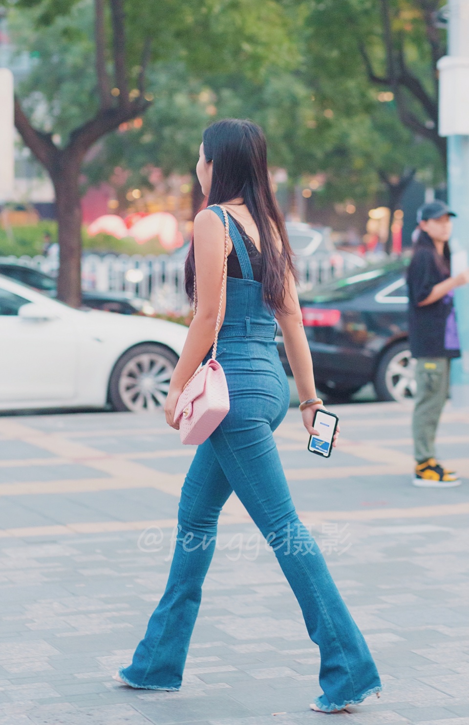 街拍:牛仔连体裤绝对是健身范美女秀身材的利器