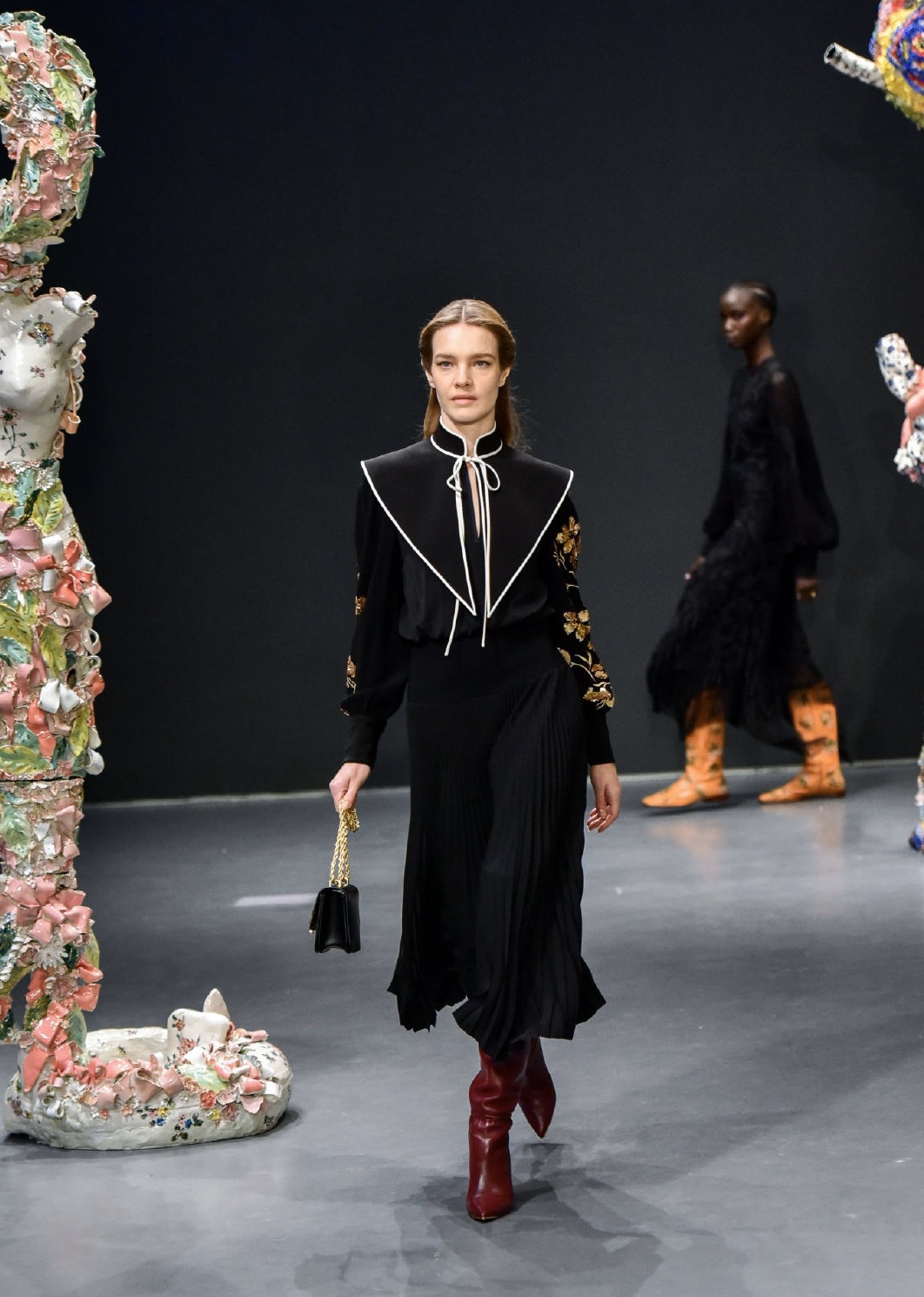 虽然水果娜是超模出身,不过早已经嫁入豪门的她几乎不再走秀了,出入