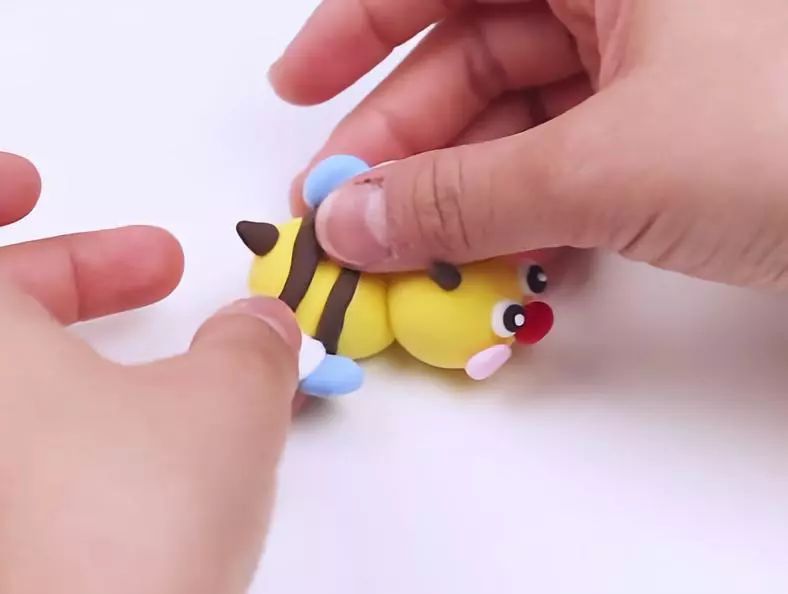 完成小蜜蜂各种蜜蜂创意手工vs手工吊饰手印画蜜蜂注意小蜜蜂的身体和