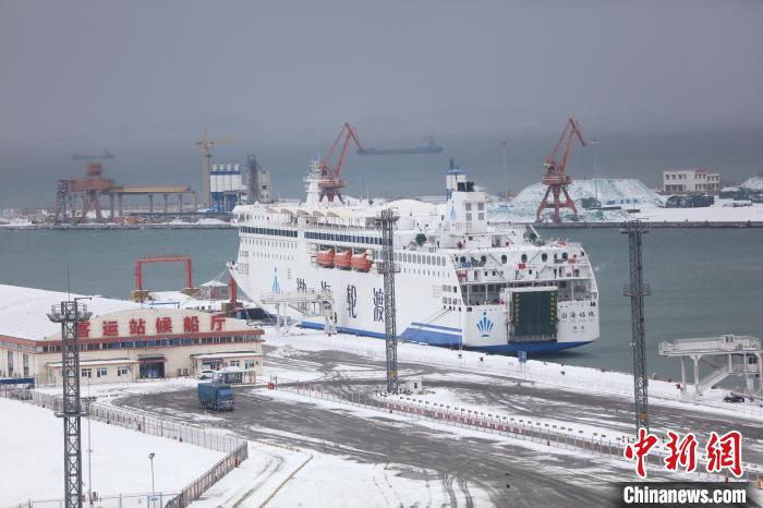 渤海海峡省际客船因大风全线停航,客滚船在码头避风.
