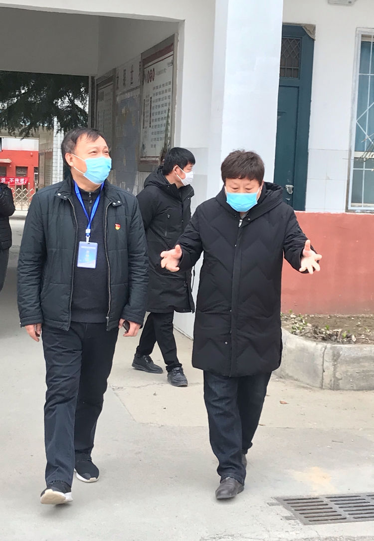 张书记认真听取了王书明校长就学校的防疫工作和在线教学工作的汇报.