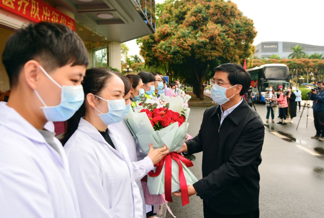 今天上午,市委書記賴澤華,市長危偉漢為醫療隊18名隊員壯行.