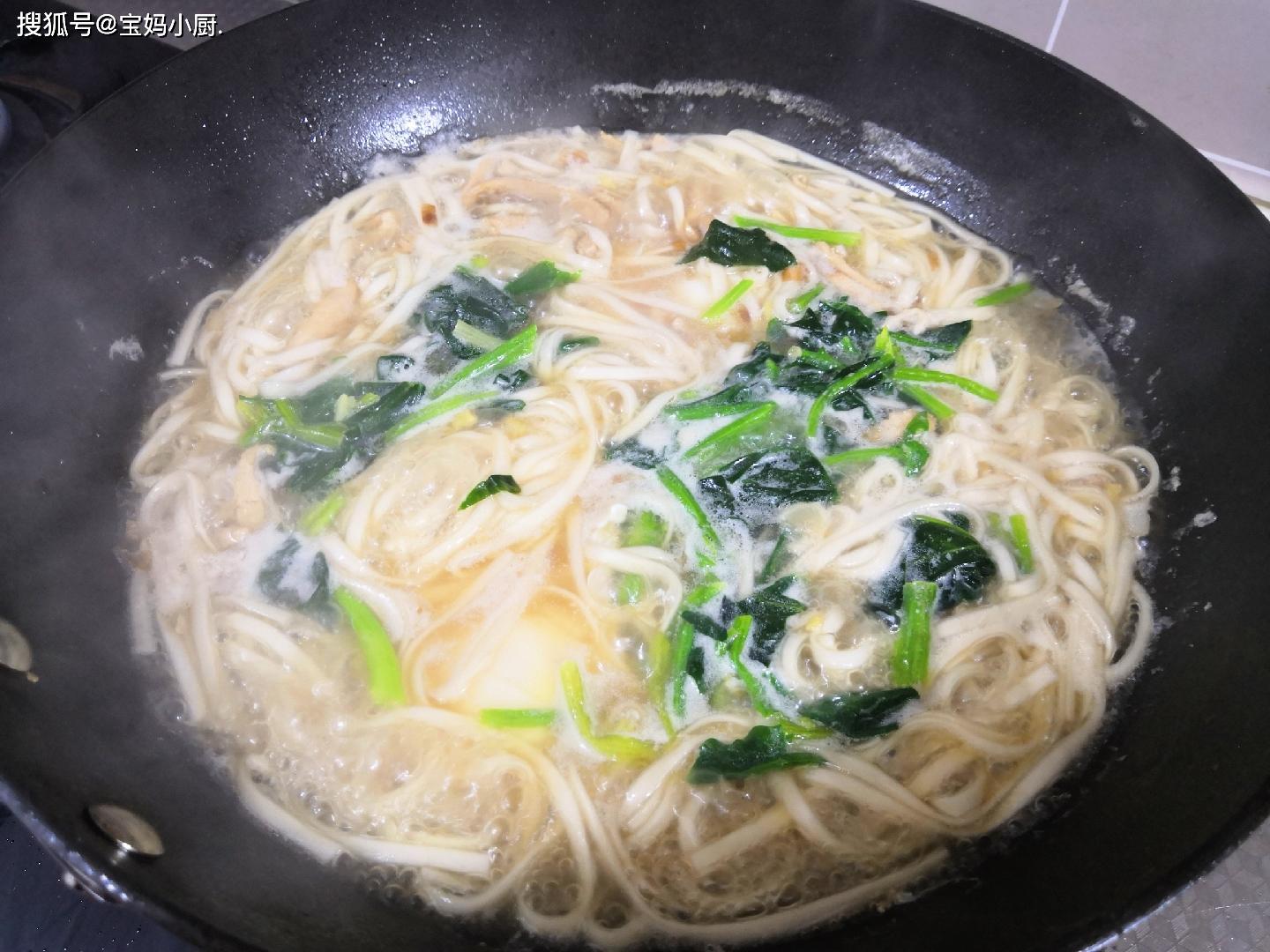 做面条荷包蛋是先煮蛋还是和面条一起下锅照着做完整形状好