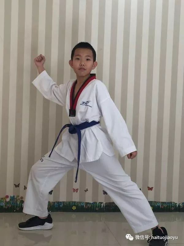 海拓跆拳道—郭云翔教练陪大家练习勾踢 今天,海拓