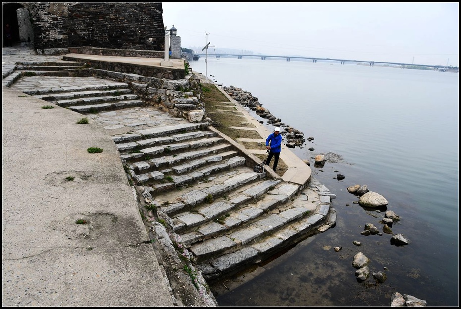 大北门外有两个码头,一个是青石铺砌的台阶,供人员来往用.