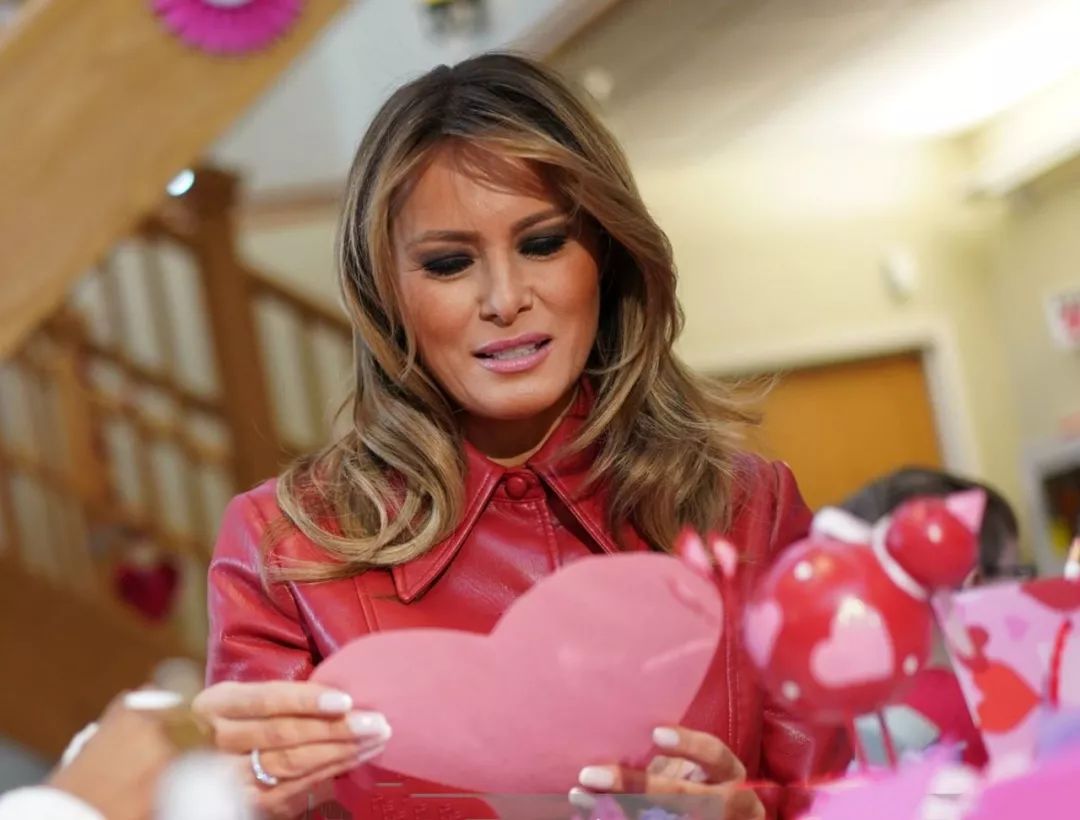 光腿穿皮衣霸气,腿又直又长实在惊艳_梅拉尼娅都