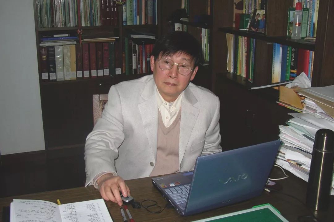 黄建安教授(前排右一)到益阳茶厂茶学博士科研工作站指导工作△施兆鹏