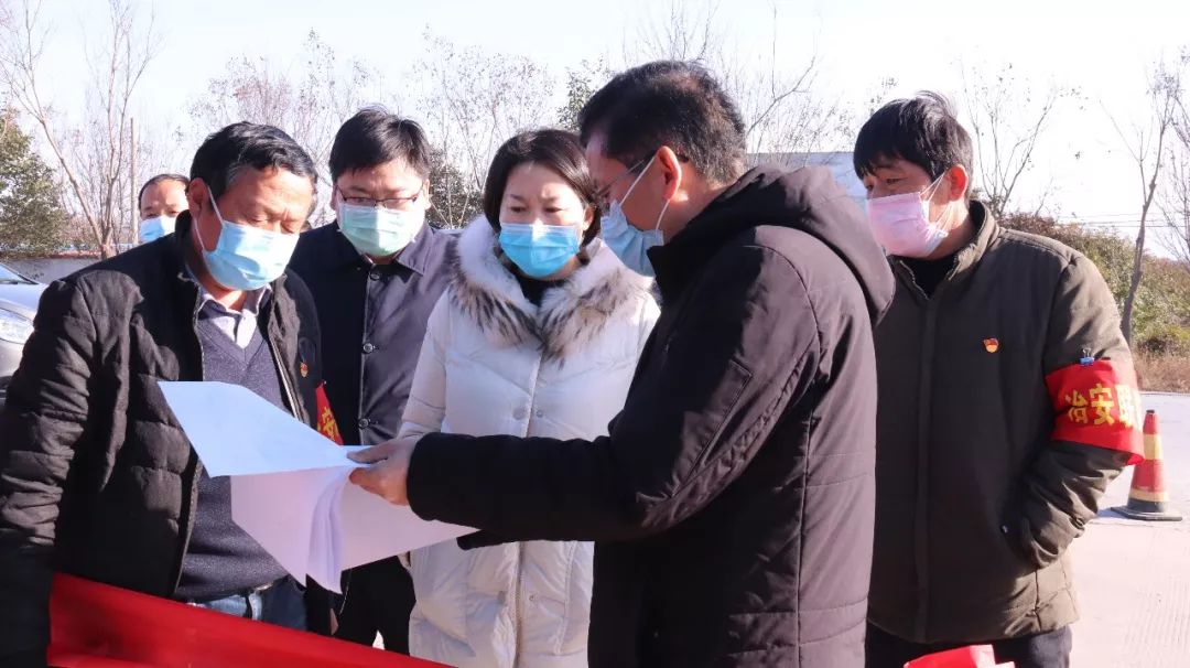 县长林梅采取"不打招呼,不发通知"的方式,深入到南仁社区肖马村,贞元