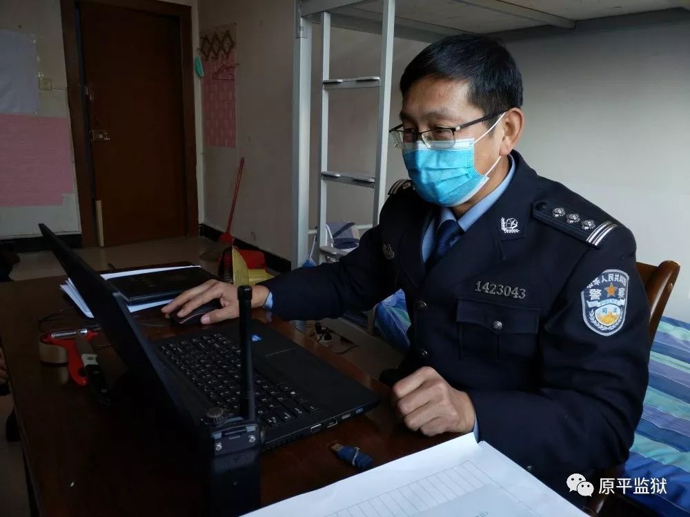 刚刚起床的民警常全虎和杨俊生听到这个消息后,不约而同赶到卫生间