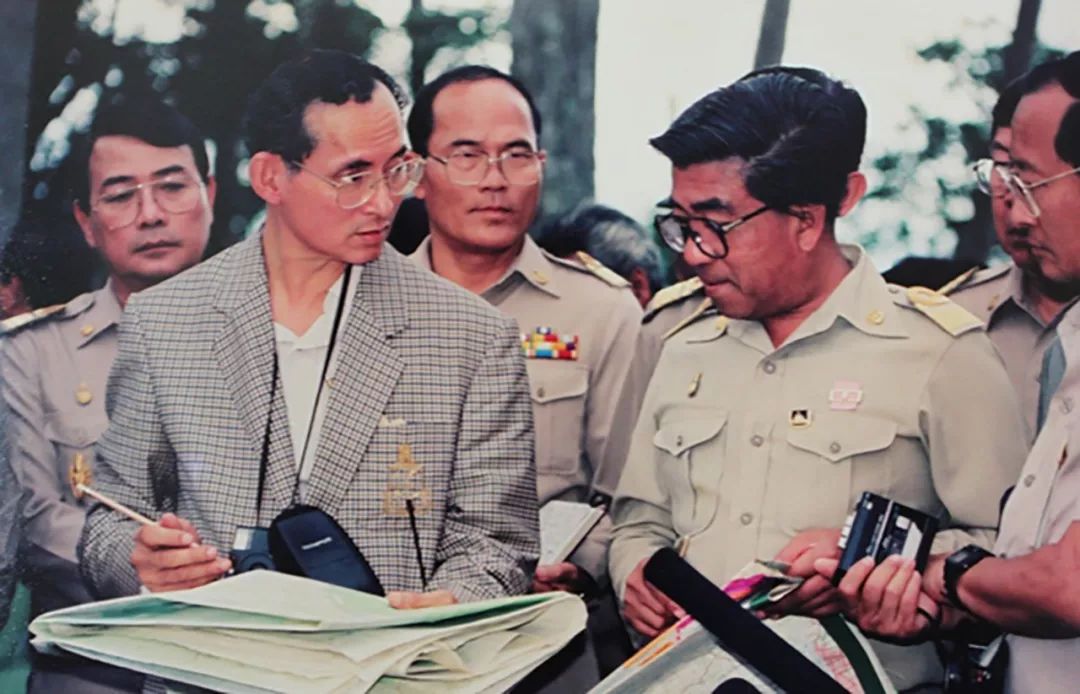 泰国王室的秘密:普密蓬误杀哥哥,被军方抓住把柄,当作木偶操控