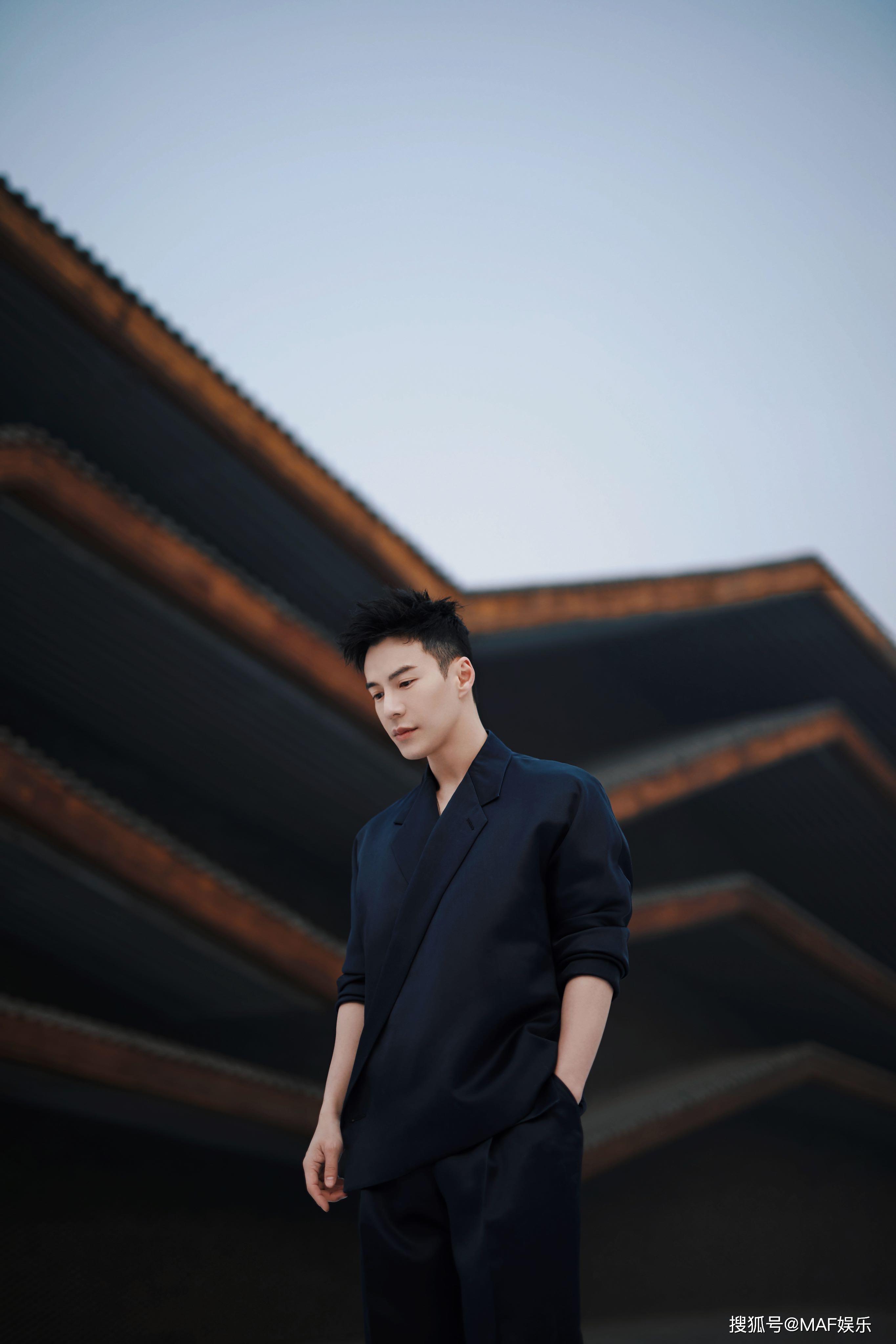 王冠逸侧颜满分 型男荷尔蒙爆棚