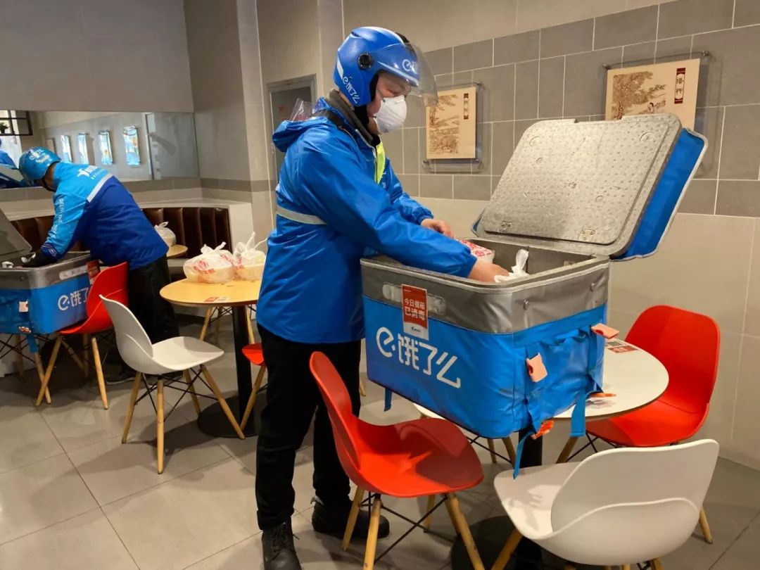 测量体温,给餐箱消毒,给自己消毒……"这些都早已成了饿了么外卖小哥