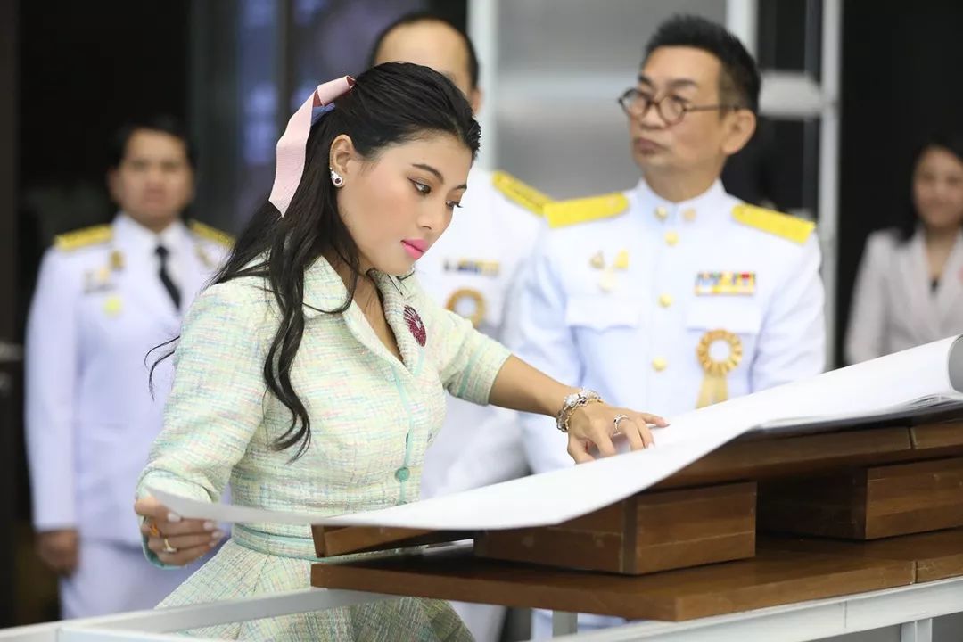 泰国小公主恋爱后果然不一样,系上粉丝带涂上粉唇彩,少女感爆棚