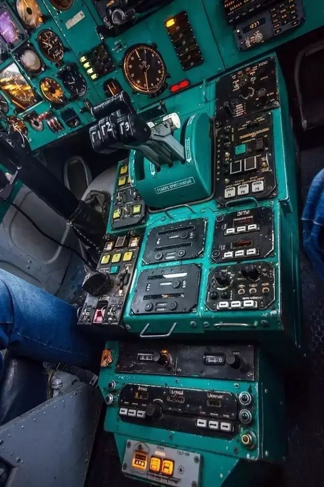 飞翔的棺材磨掉漆的图154驾驶舱