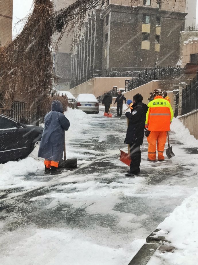 大连市区降下大雪刚刚气象台发布暴雪橙色预警