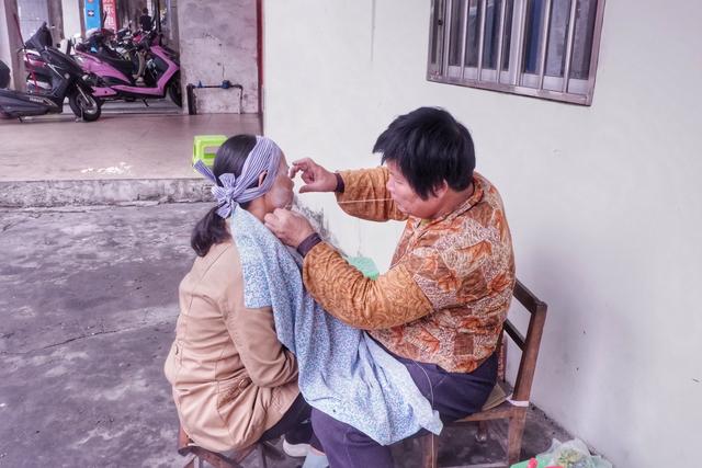 原创在北海老街看到一门古老的手艺曾经是古代女孩出嫁前美容的秘密