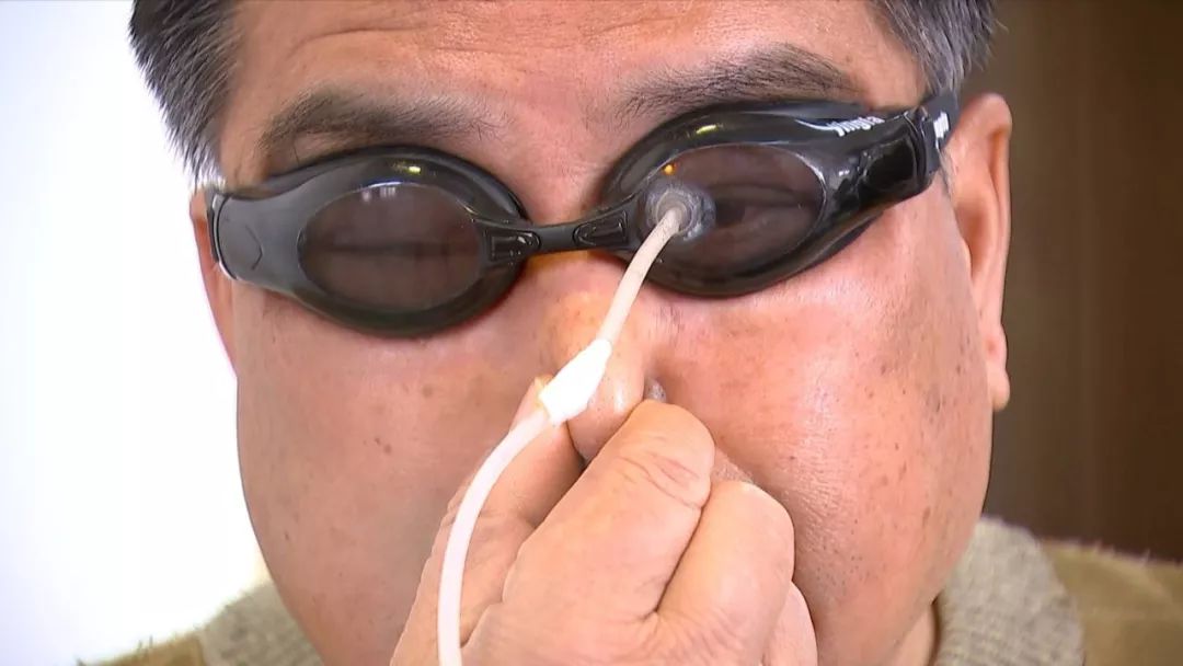 67十年嘉兴老伯一分钟吹灭71根蜡烛用眼睛