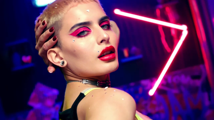 come with whomever you want.).