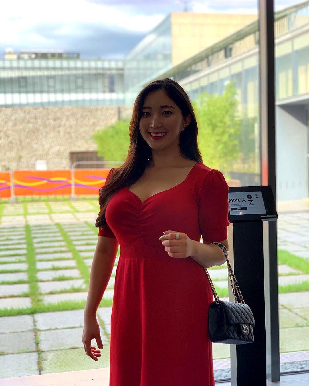 大码女装模特身材傲人上围惊人不输金大姐