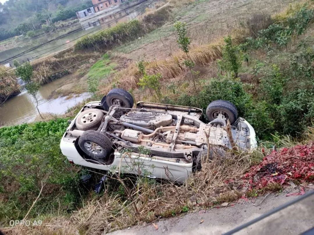 萍乡一越野车翻了个四脚朝天