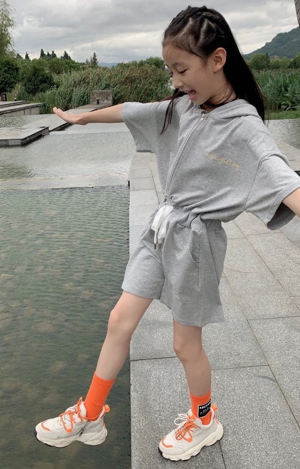 曾被王一博表白的女生现在成啥样才9岁就会穿香橙袜秀腿酸了