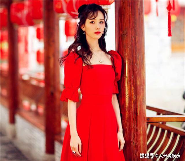 原创陈都灵和鞠婧祎同穿红色连衣裙同戴蝴蝶结一个公主一个女王