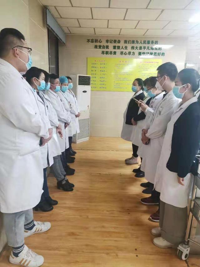 包含北京口腔医院挂号联系方式-专家号简单拿,疫情防护人人有责的词条