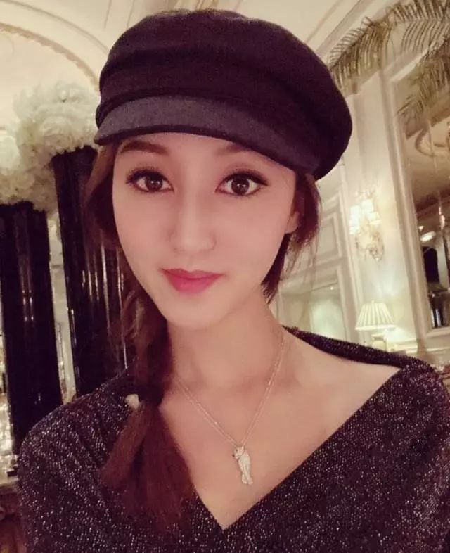 过手香港两富豪又搭百亿老外富豪28岁港姐何艳娟真是不是富豪不入法眼