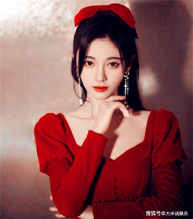 原创陈都灵和鞠婧祎同穿红色连衣裙同戴蝴蝶结一个公主一个女王