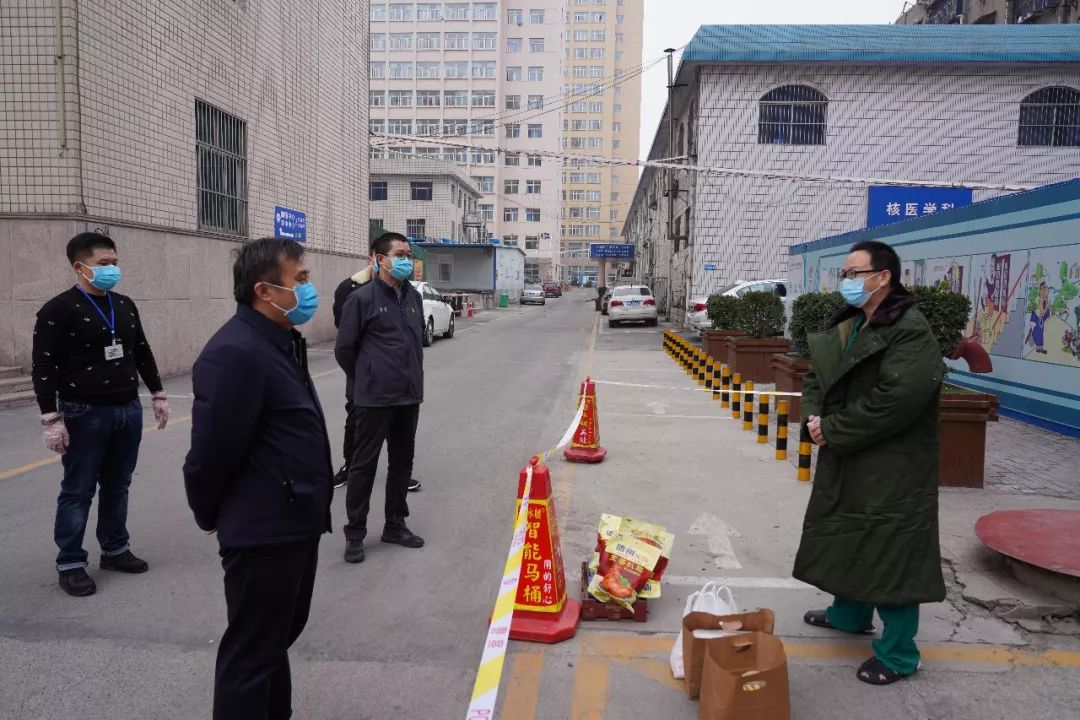 众志成城共抗疫情在社会各界的帮助下焦作市人民医院必将打赢这场没有