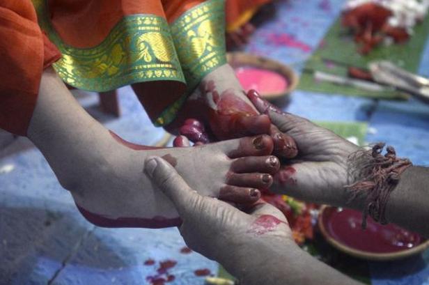 万人敬仰连国王也得下跪,退位后却无人敢娶