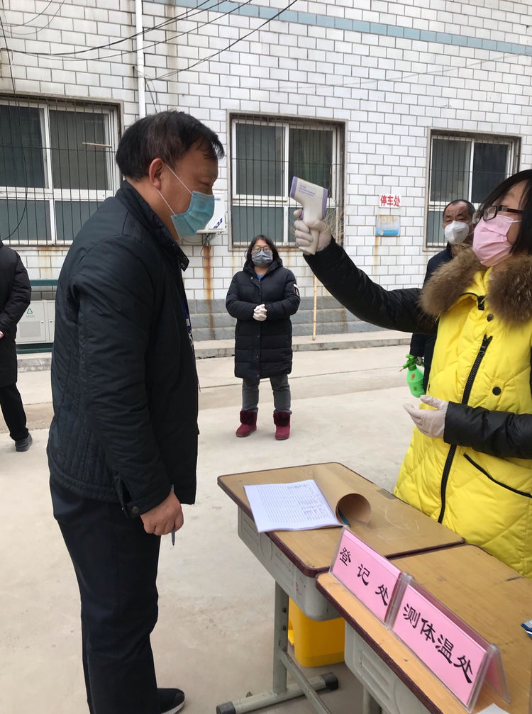 二七区教体局党组副书记张俊航到侯寨二中调研疫情防控工作