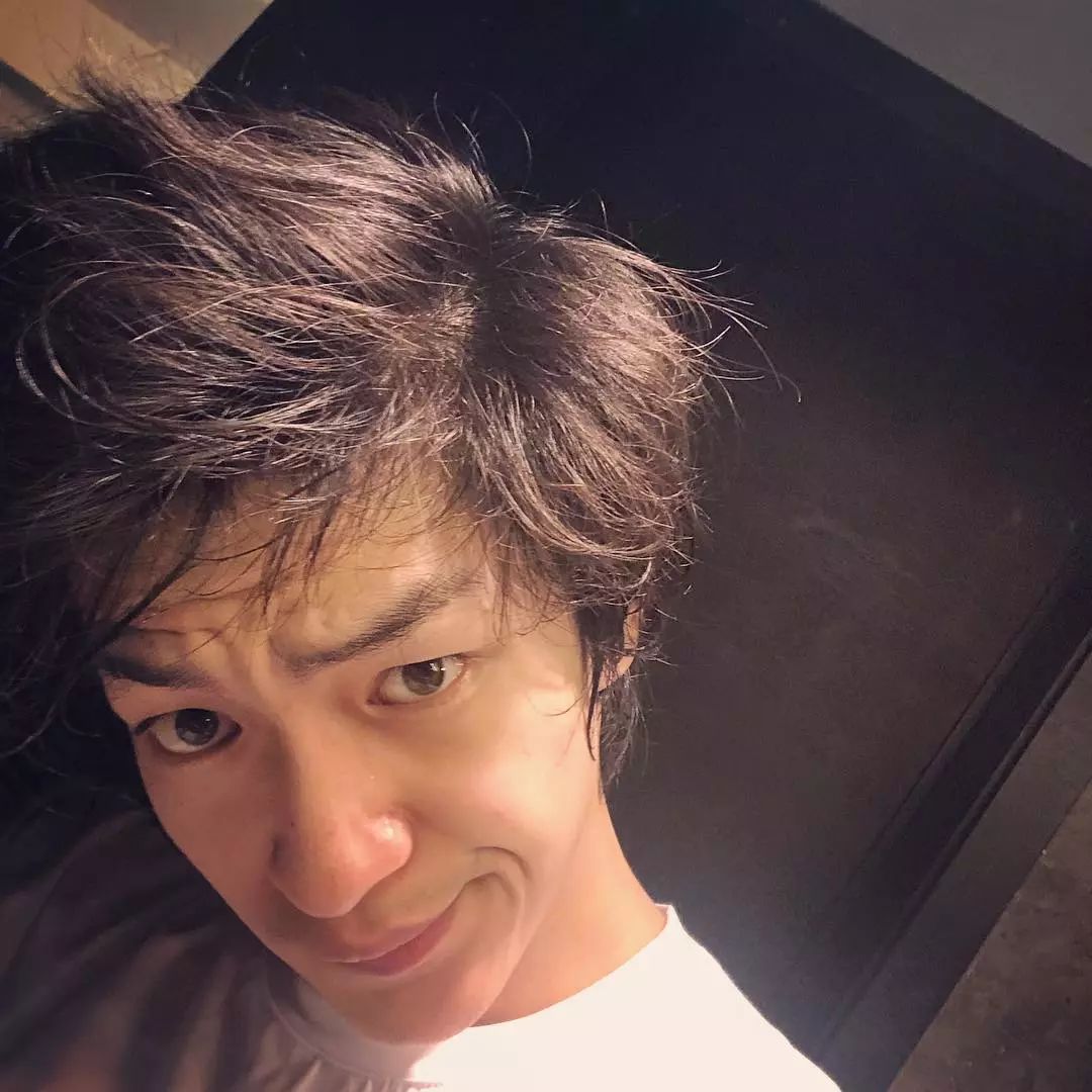 lek屈楚萧和李钟硕同样爱用深度磨皮同样也是酷爱自拍的韩国男星ins