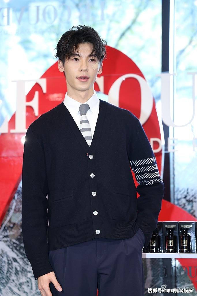 新晋男神许光汉情人节营业 穿西装打领带帅气十足