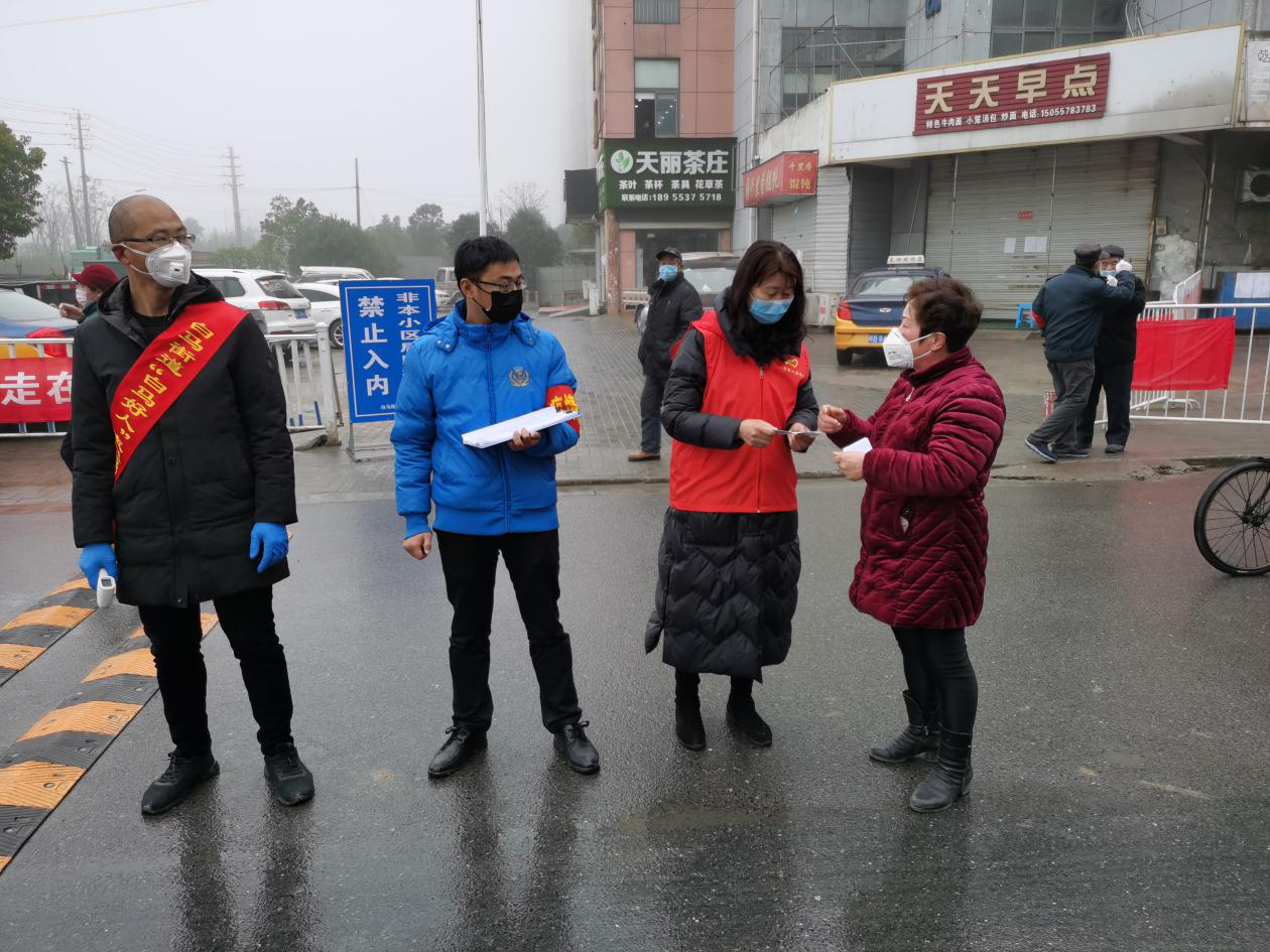 退休老党员陶玉花为浅湾小区居民发放通行证截止2月15日,芜湖市已经