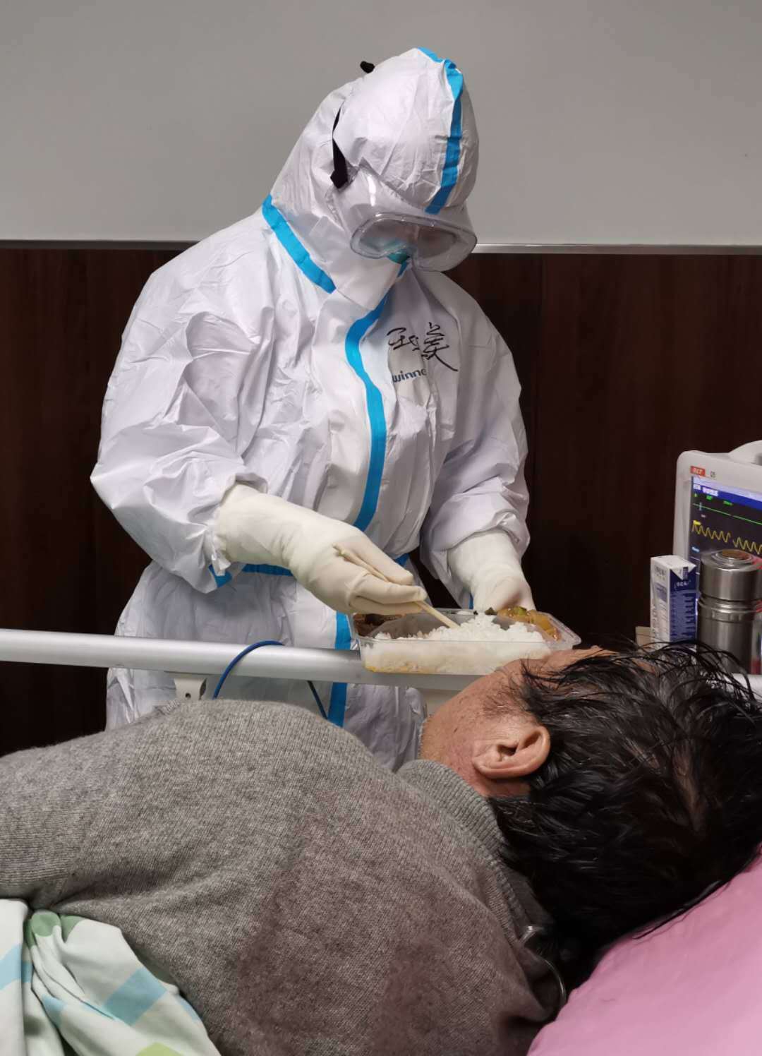 明俊提供住院期间,医务人员给我吸氧,还有打针消炎,以及各种药物治疗